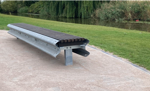 On the former A9 in Badhoevedorp, guardrail benches have been installed along the Parklint! 